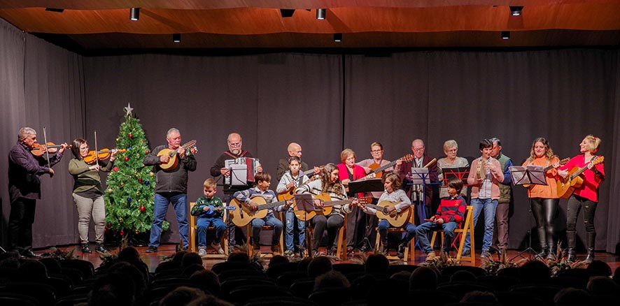 Cuadrilla de aguilanderos actuando en Navidad con violines, guitarras y laúdes